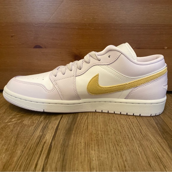 ✨ WMNS AIR JORDAN 1 LOW - Picture 5 of 12